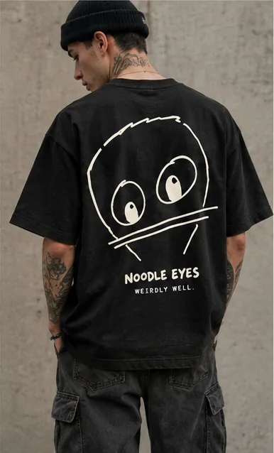 Visualisierung: Rückenansicht eines schwarzen Shirts mit großem cremefarbenem Gesicht