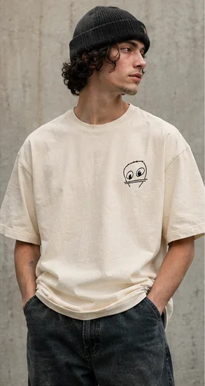 Visualisierung: Person im cremefarbenen Shirt mit kleinem Gesicht auf der linken Brust